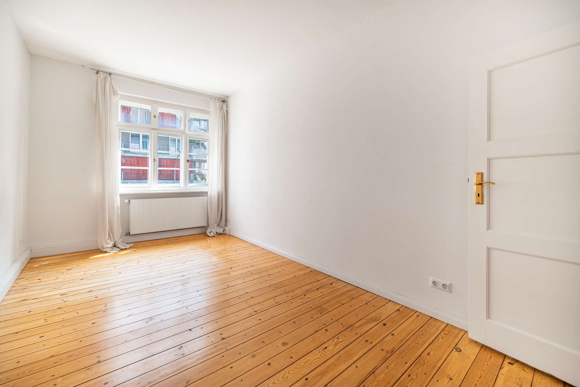 Sanierte 2-Zi.-Wohnung mit viel Licht, Dielen, EBK & Tageslichtbad