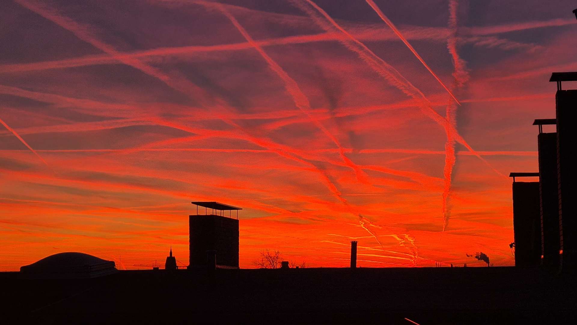 Sonnenuntergang u00fcber den Du00e4chern Berlins