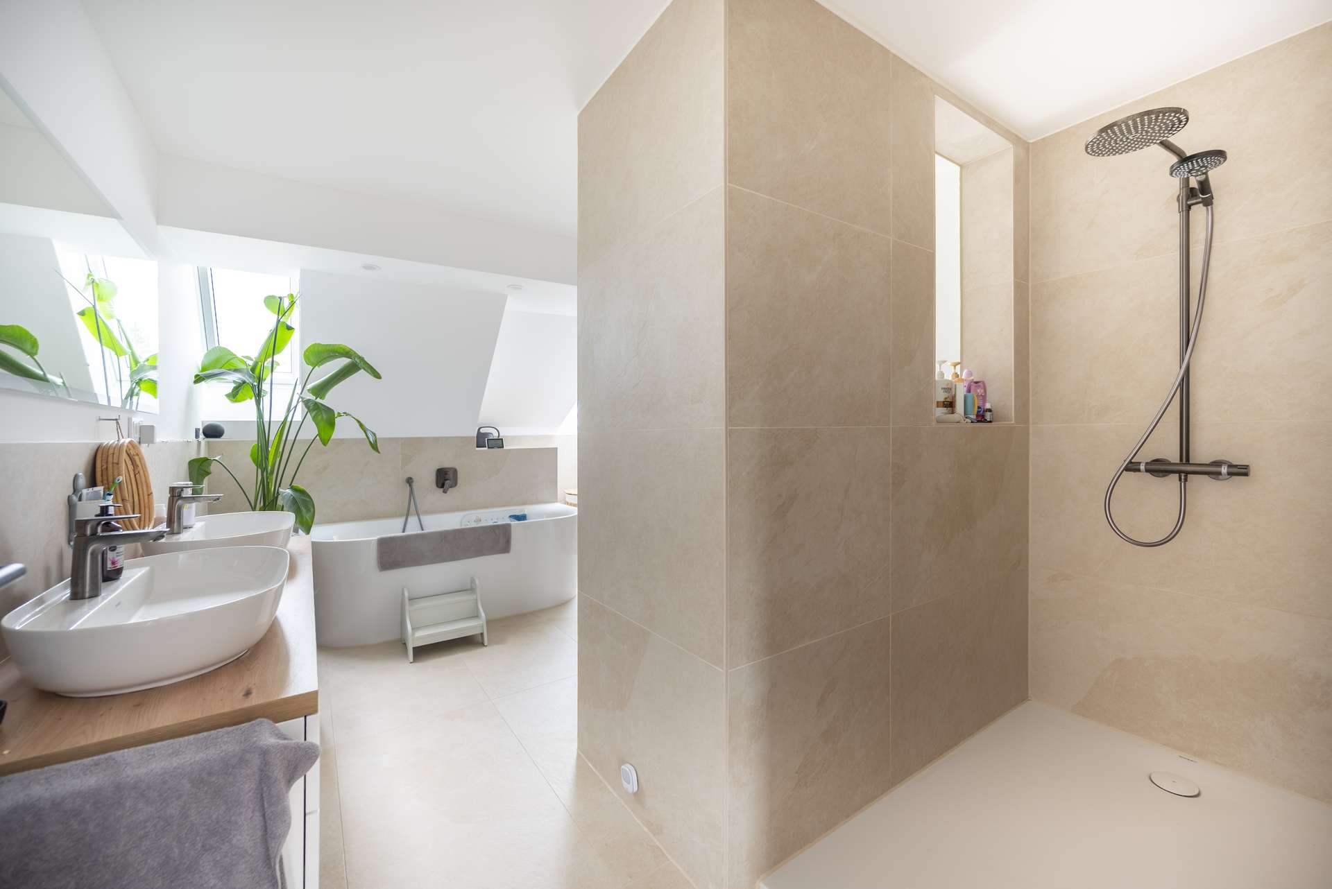 Tageslichtbad mit Wanne & Dusche
