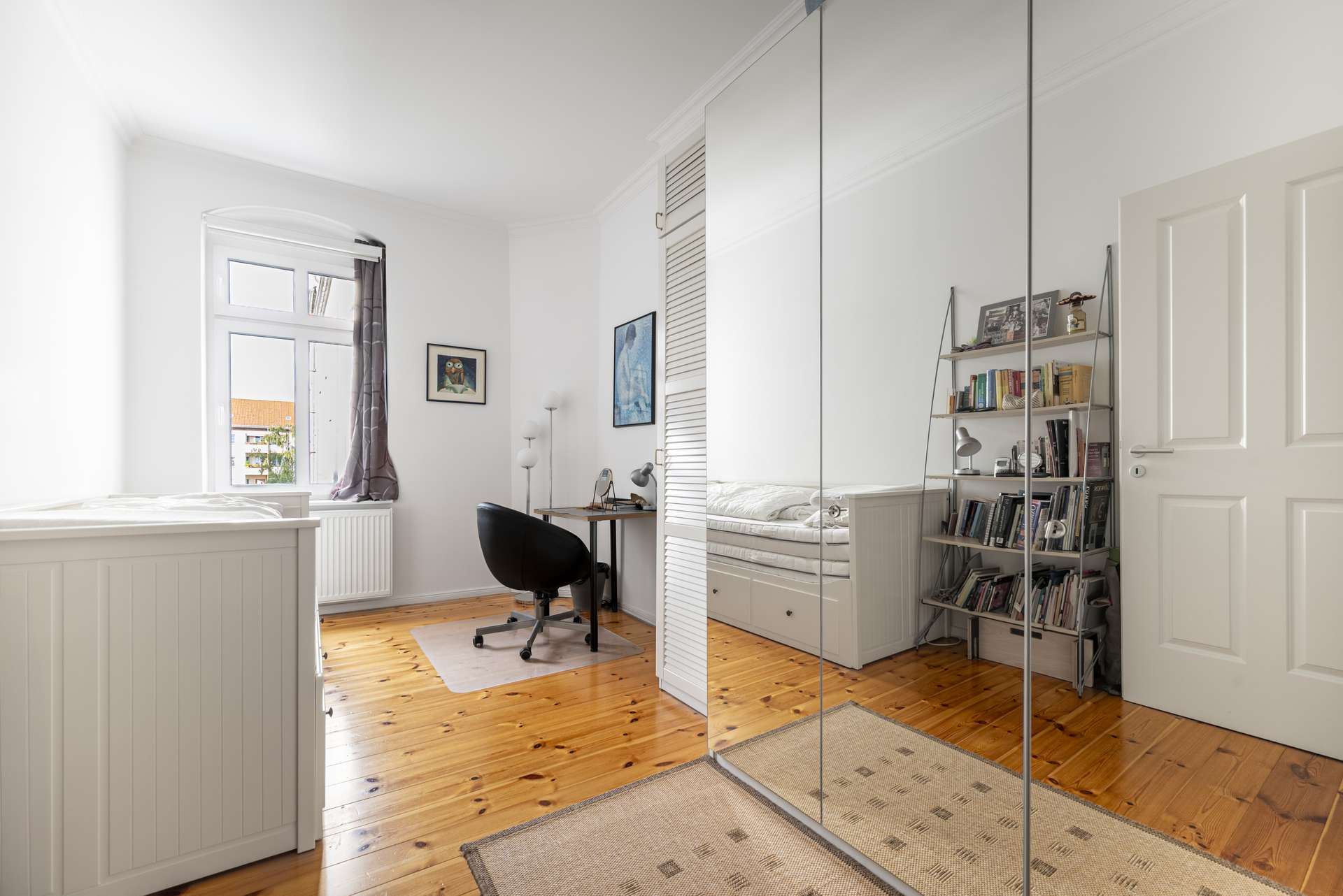 Schlafzimmer zum ruhigen Innenhof im 2.OG