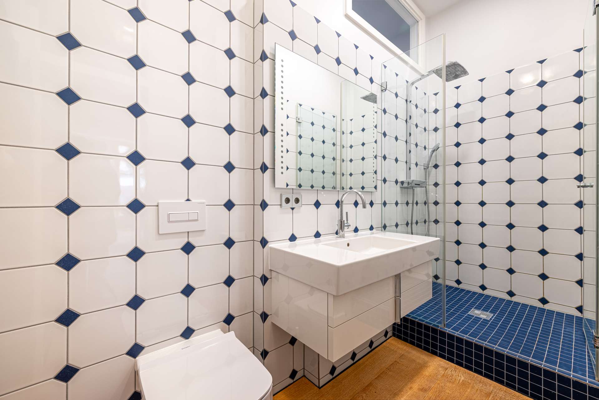 Grou00dfes Gu00e4ste-Badezimmer mit begehbarer Dusche