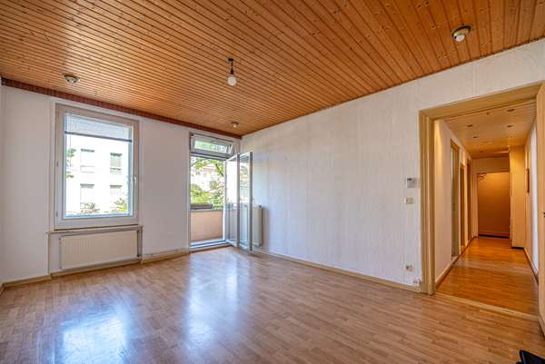 Wohnzimmer mit Balkon