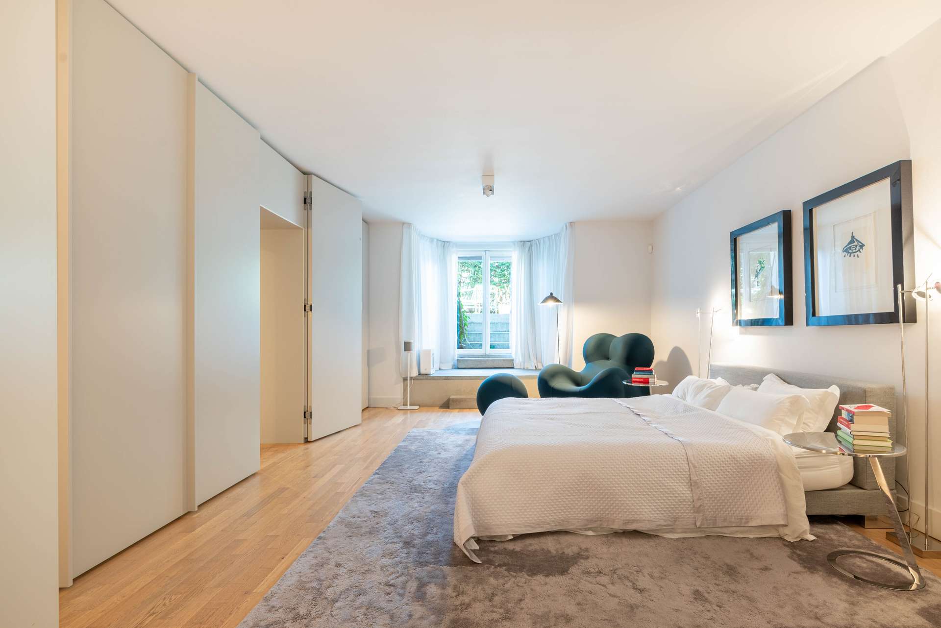 Schlafzimmer mit Zugang zum Garten