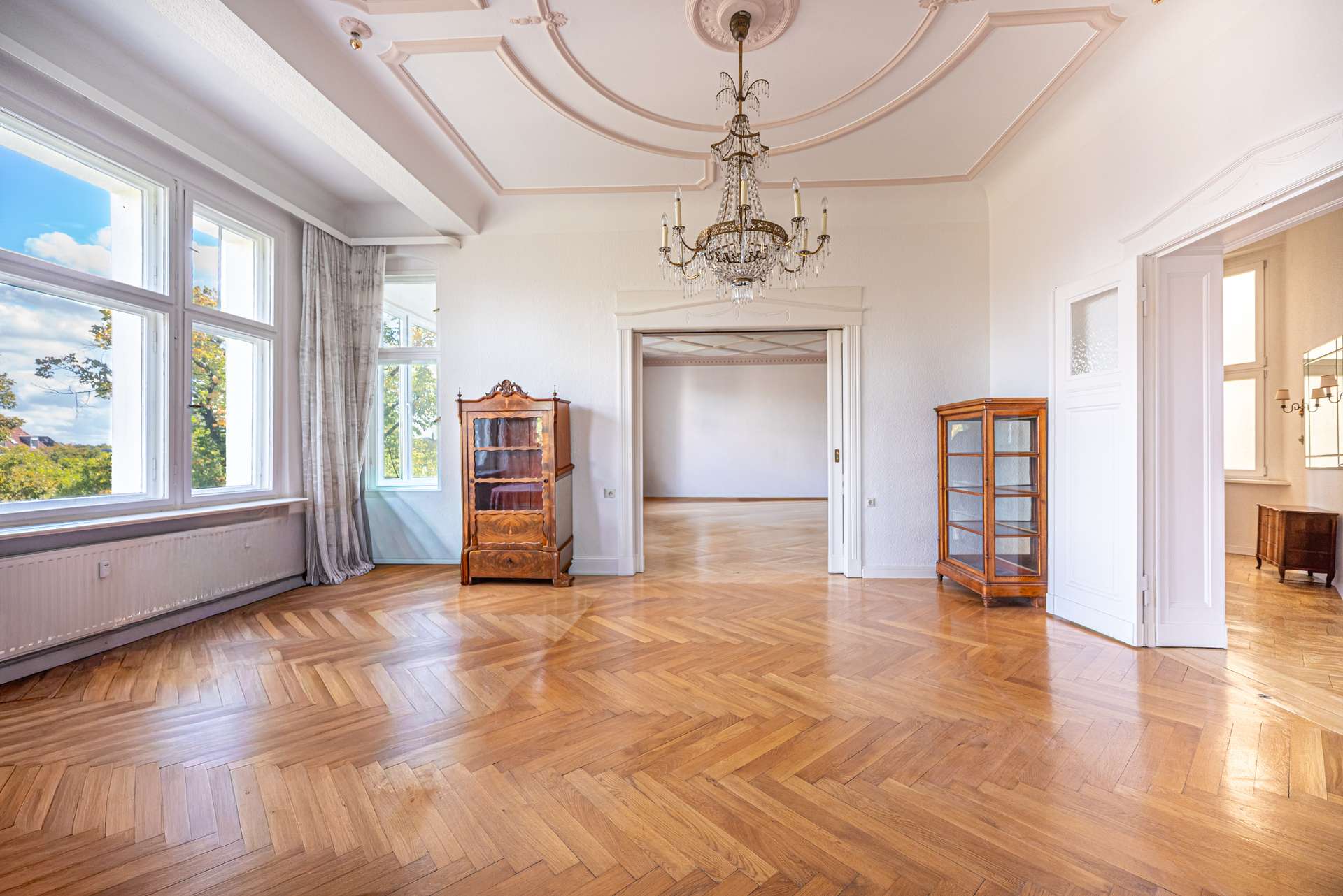 Repru00e4sentativer Salon mit beidseitigen Schiebetu00fcren