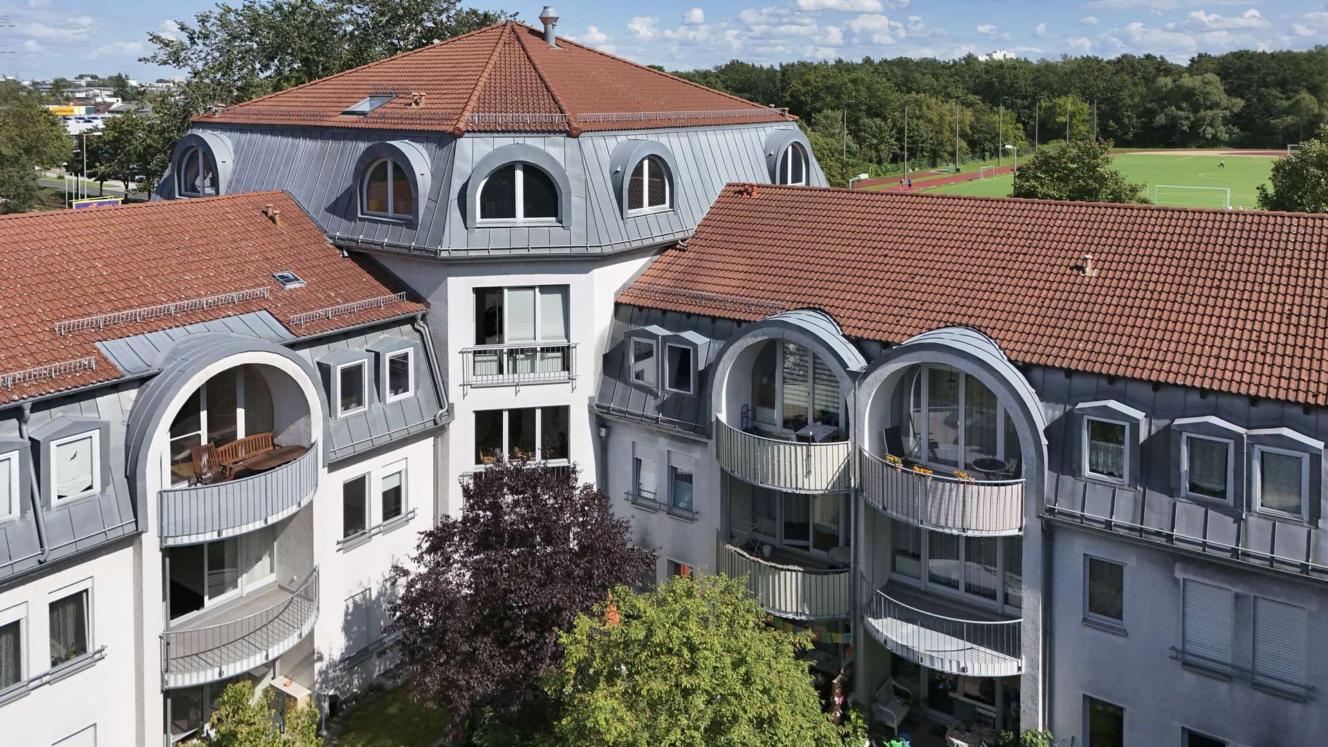 Ausrichtung der Balkone in den begru00fcnten Innenhof