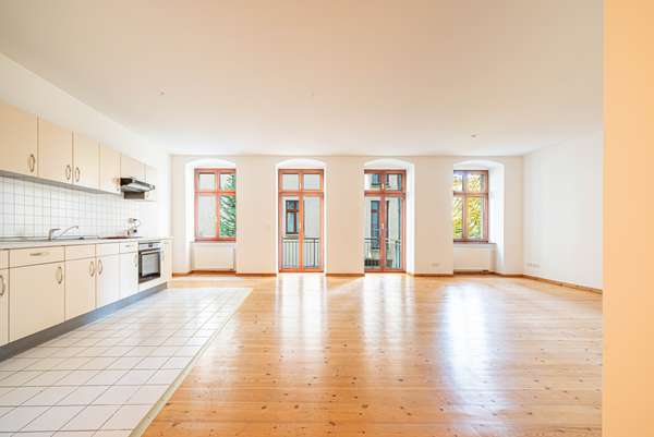 Wohnzimmer mit offener Ku00fcche