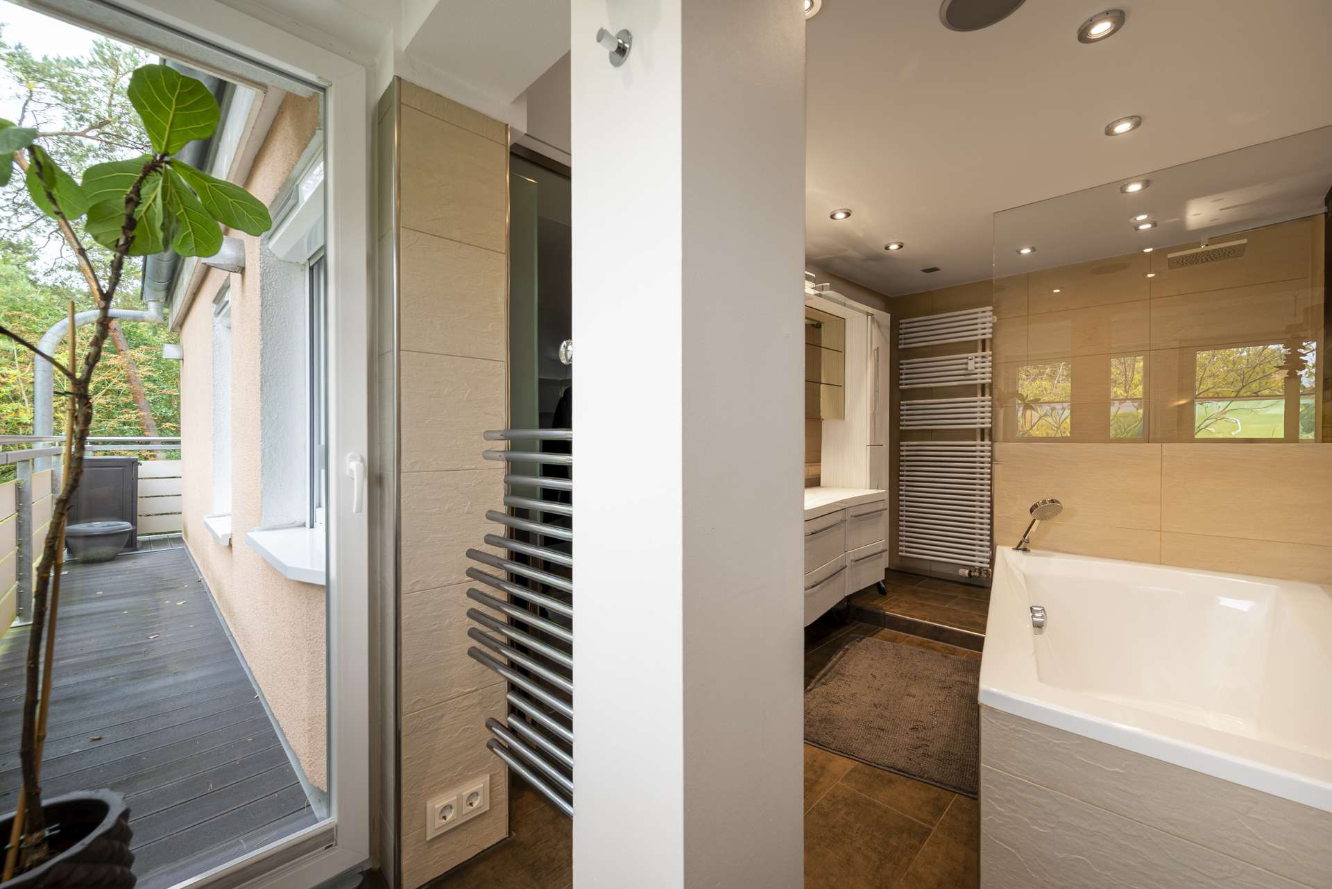 Handtuchhalter als Raumtrenner setzt ein raffiniertes Designakzent