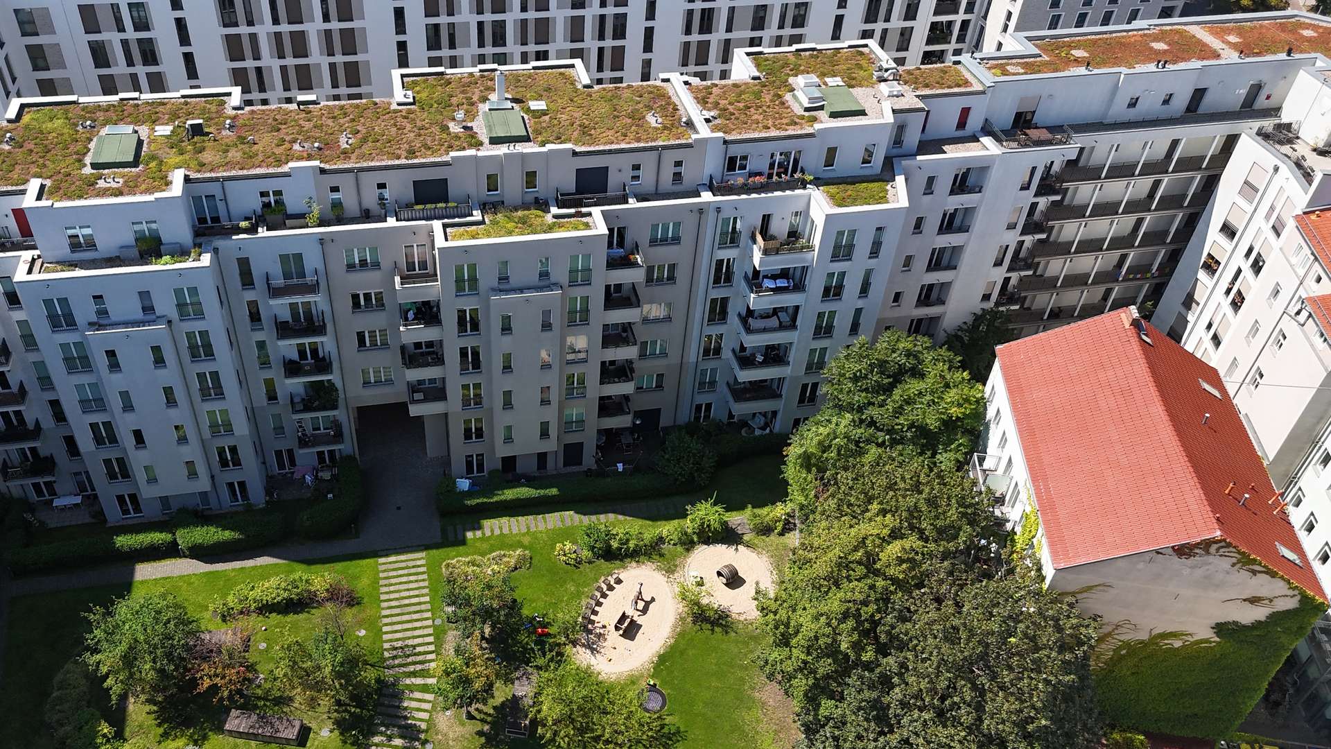 Gepflegter Innenhof mit Spielplatz