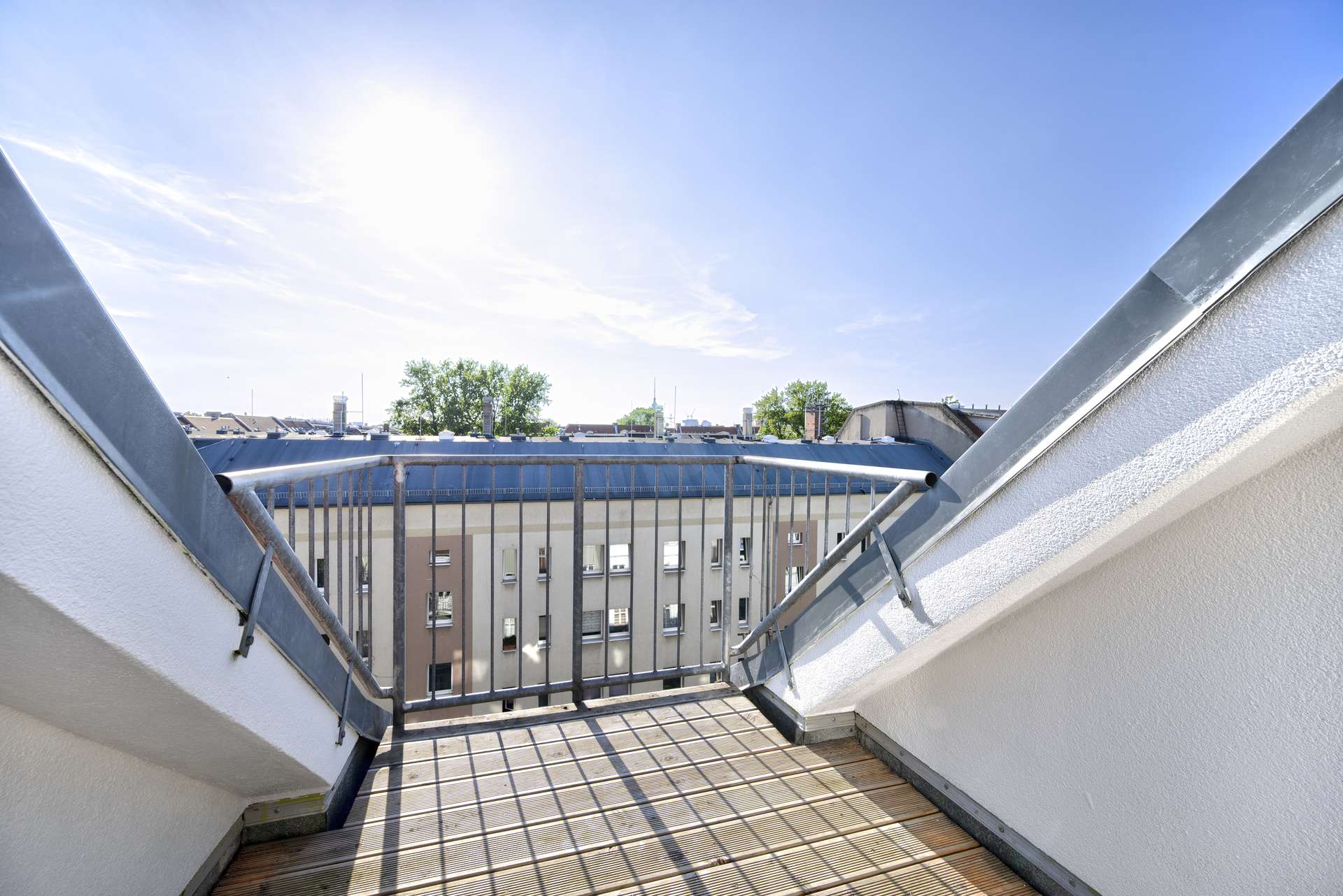 Gemu00fctlicher Sonnenbalkon mit Blick auf den Fernsehturm