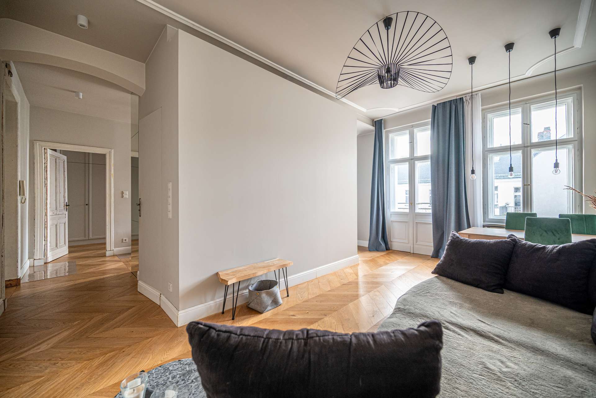 Grou00dfzu00fcgiges Wohnzimmer