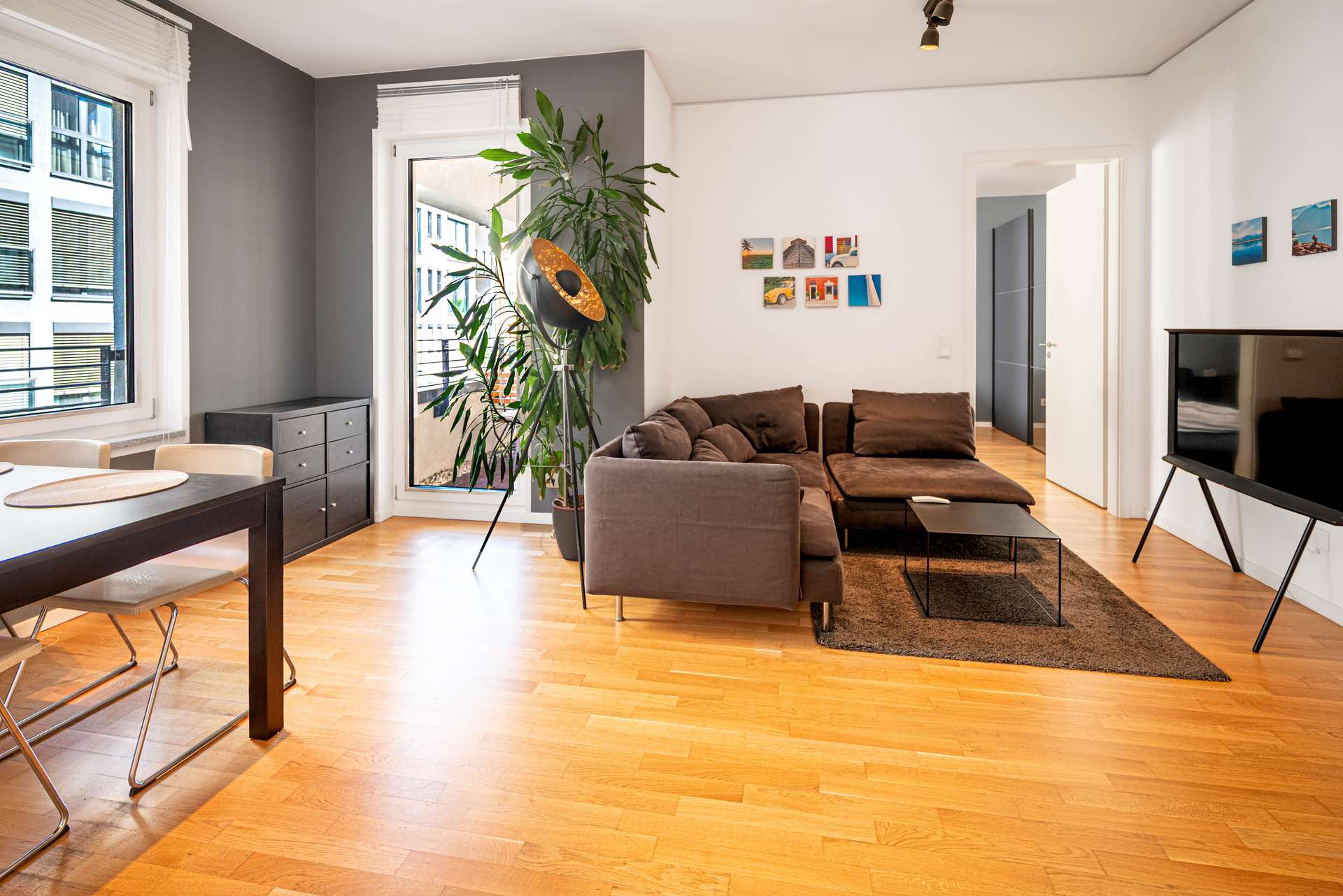 Gemu00fctliches Wohnzimmer mit Balkon-Zugang