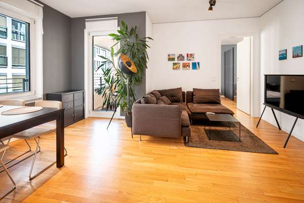 Gemu00fctliches Wohnzimmer mit Balkon-Zugang