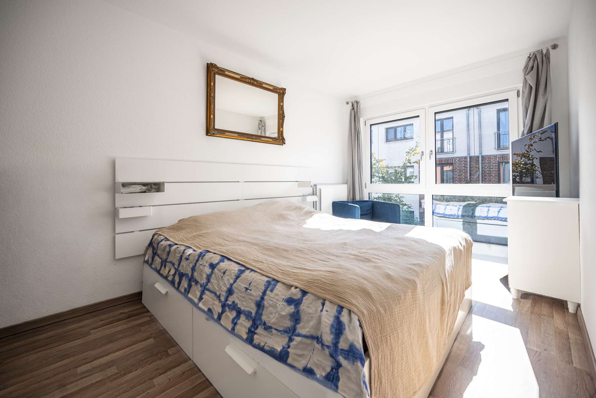 Ruhiges Hauptschlafzimmer mit separierter Ankleide und viel Tageslicht