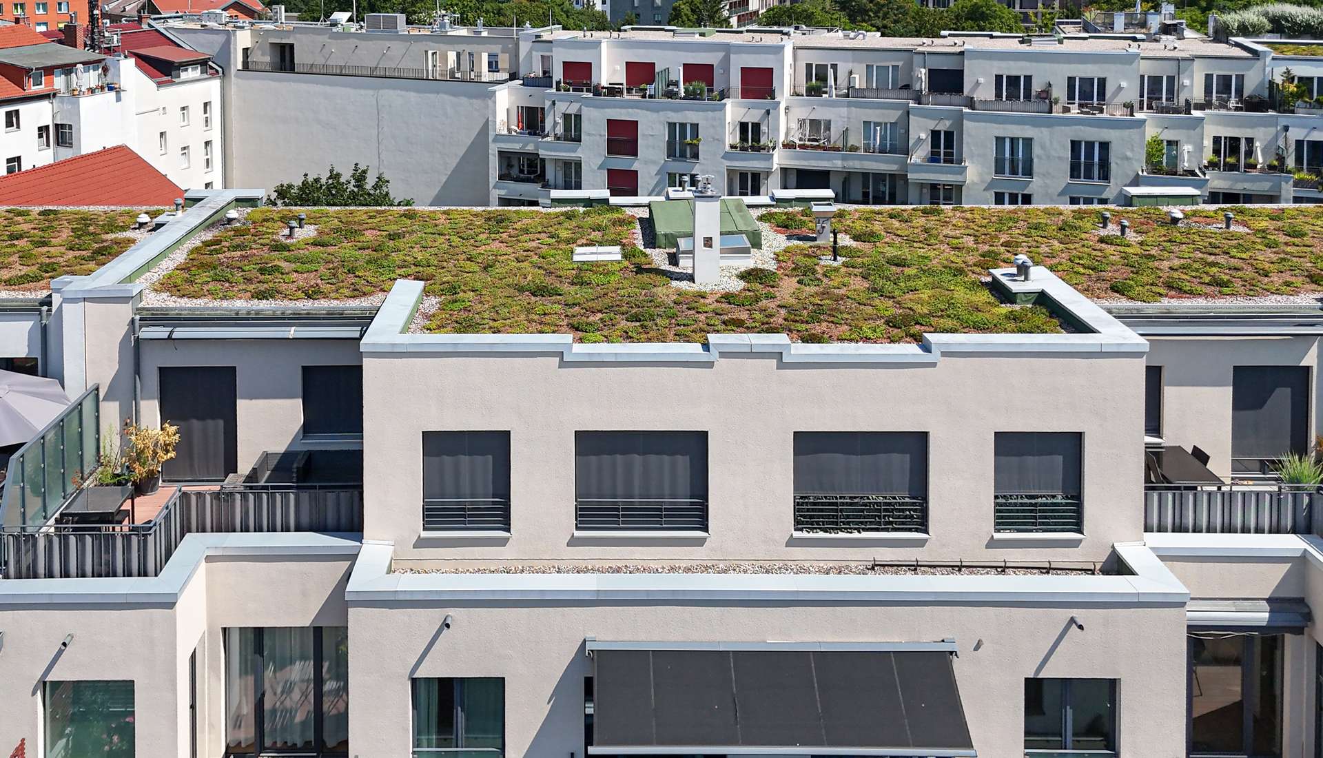 Frontansicht Wohnung + Terrasse