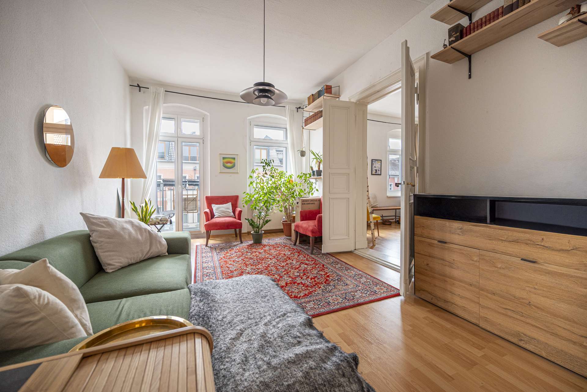 Wohnzimmer mit Balkonzugang