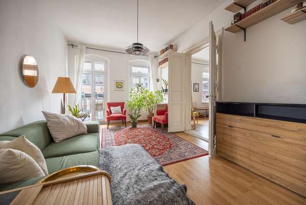 Wohnzimmer mit Balkonzugang