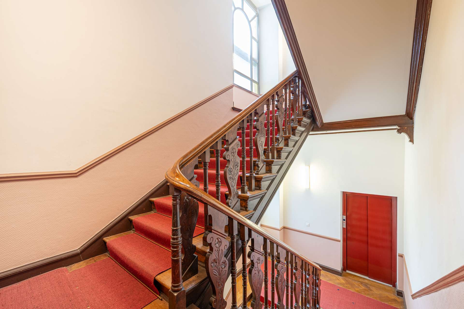 Schu00f6nes Treppenhaus mit Aufzug 