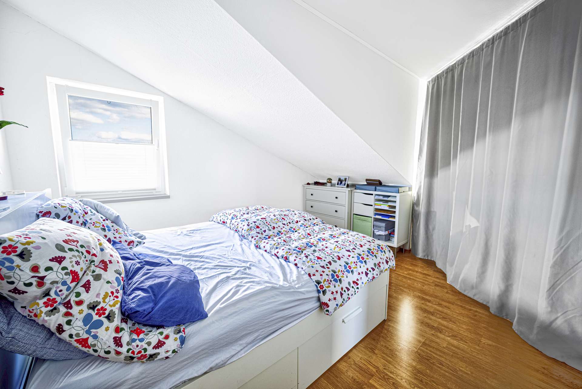 Schlafzimmer mit abtretbaren Arbeitsbereich