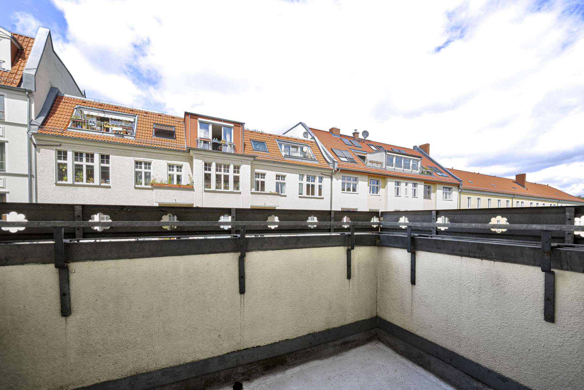 Gemu00fctlicher Balkon mit Morgen- und Abendsonne