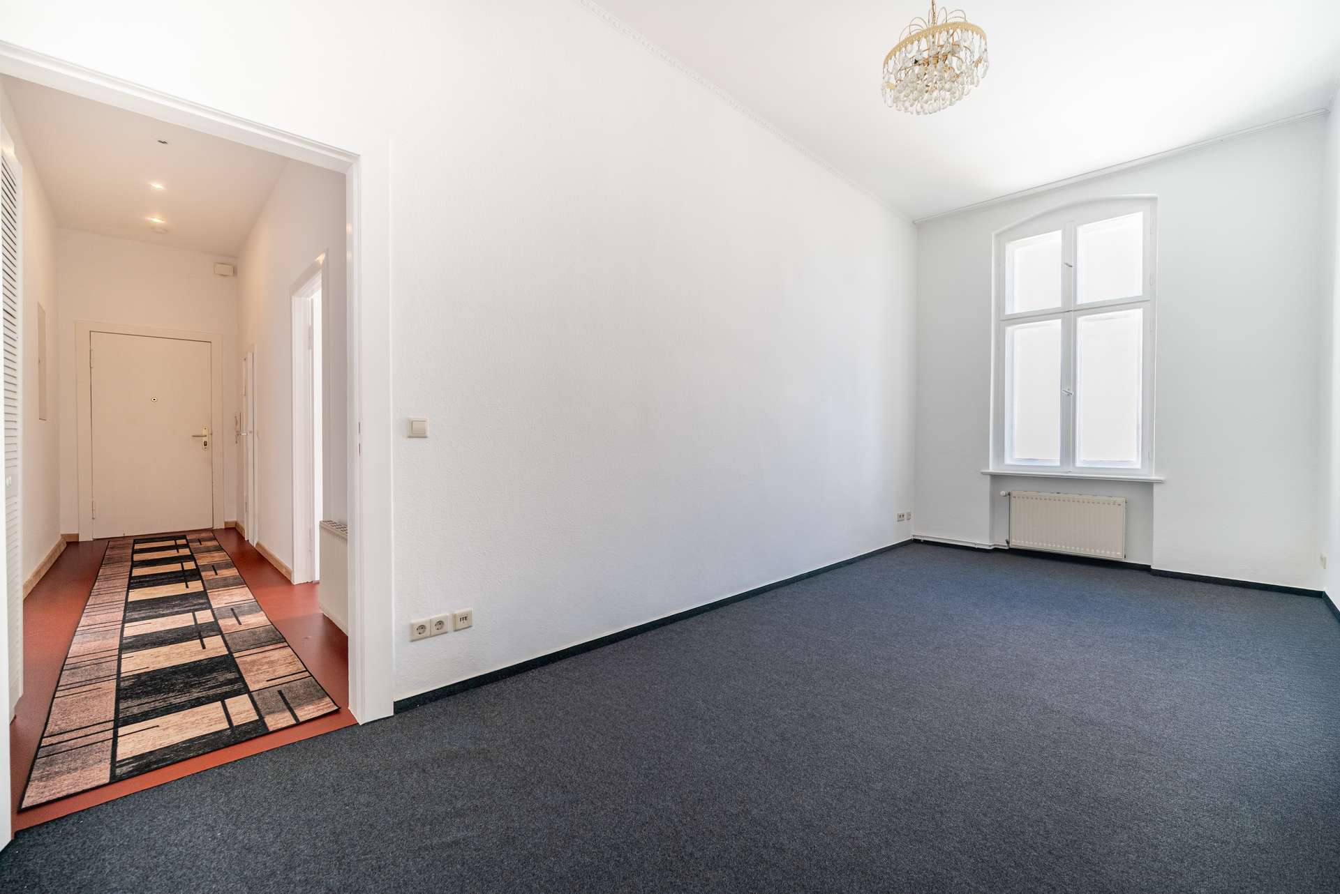 Teilrenovierte 2-Zi-Altbau-Whg mit Lift 