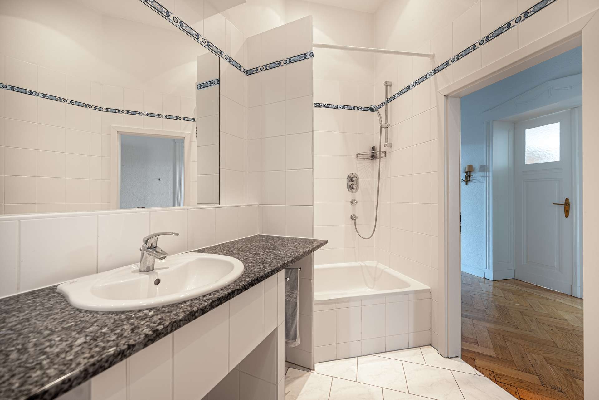 Badezimmer mit Dusche