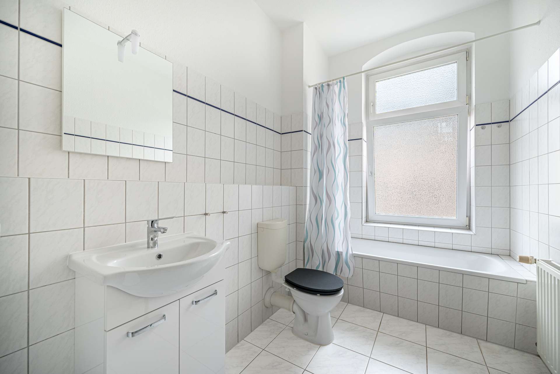 Tageslichtbad mit Duschwanne & neuem Waschbecken