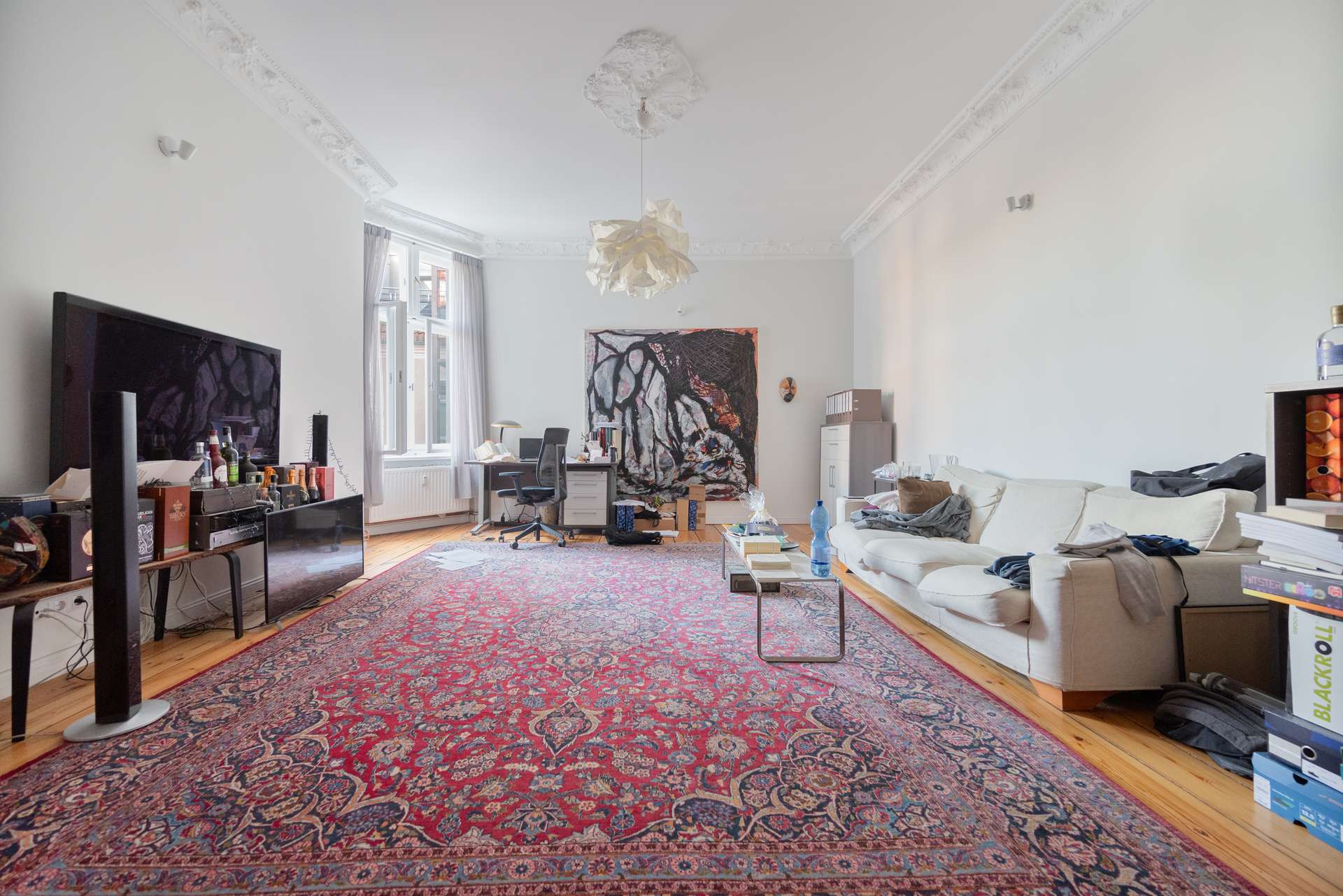Wohnzimmer mit Stuckdetails