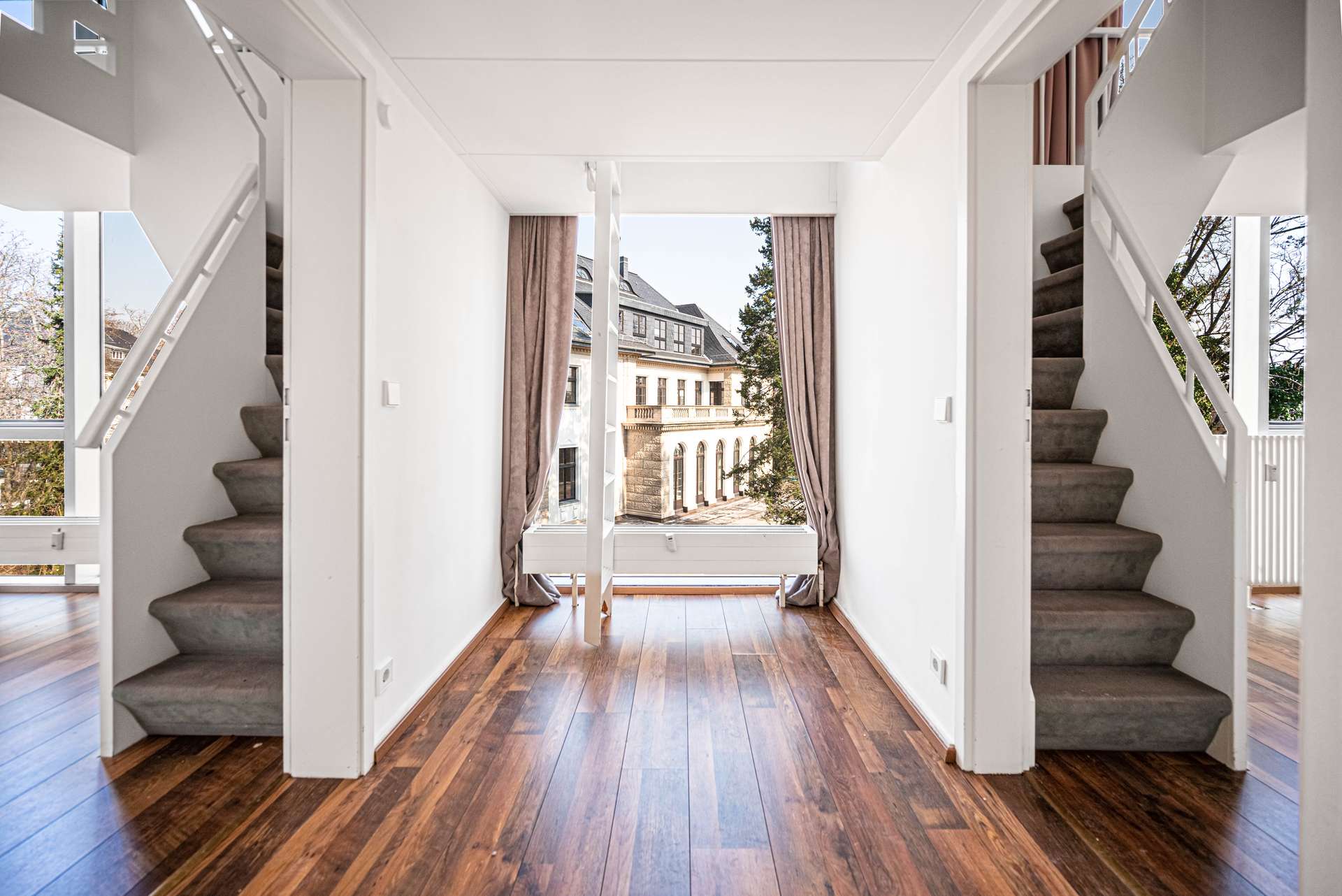 Helles Arbeitszimmer