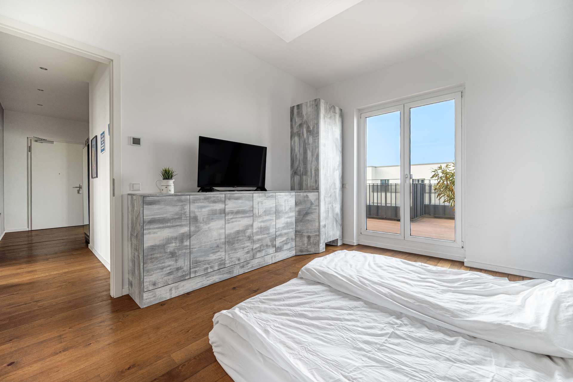 Helles Schlafzimmer mit direktem Zugang zur Dachterrasse