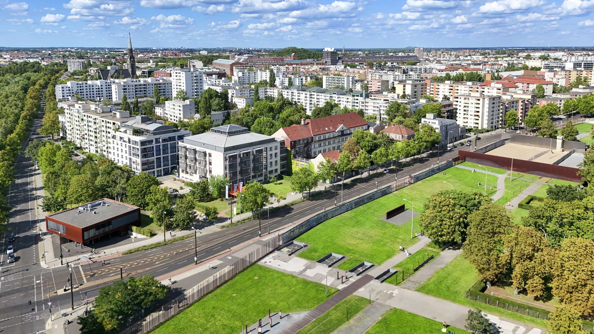 Hier stehen Originalstu00fccke und ein Mahnmal der Berliner Mauer