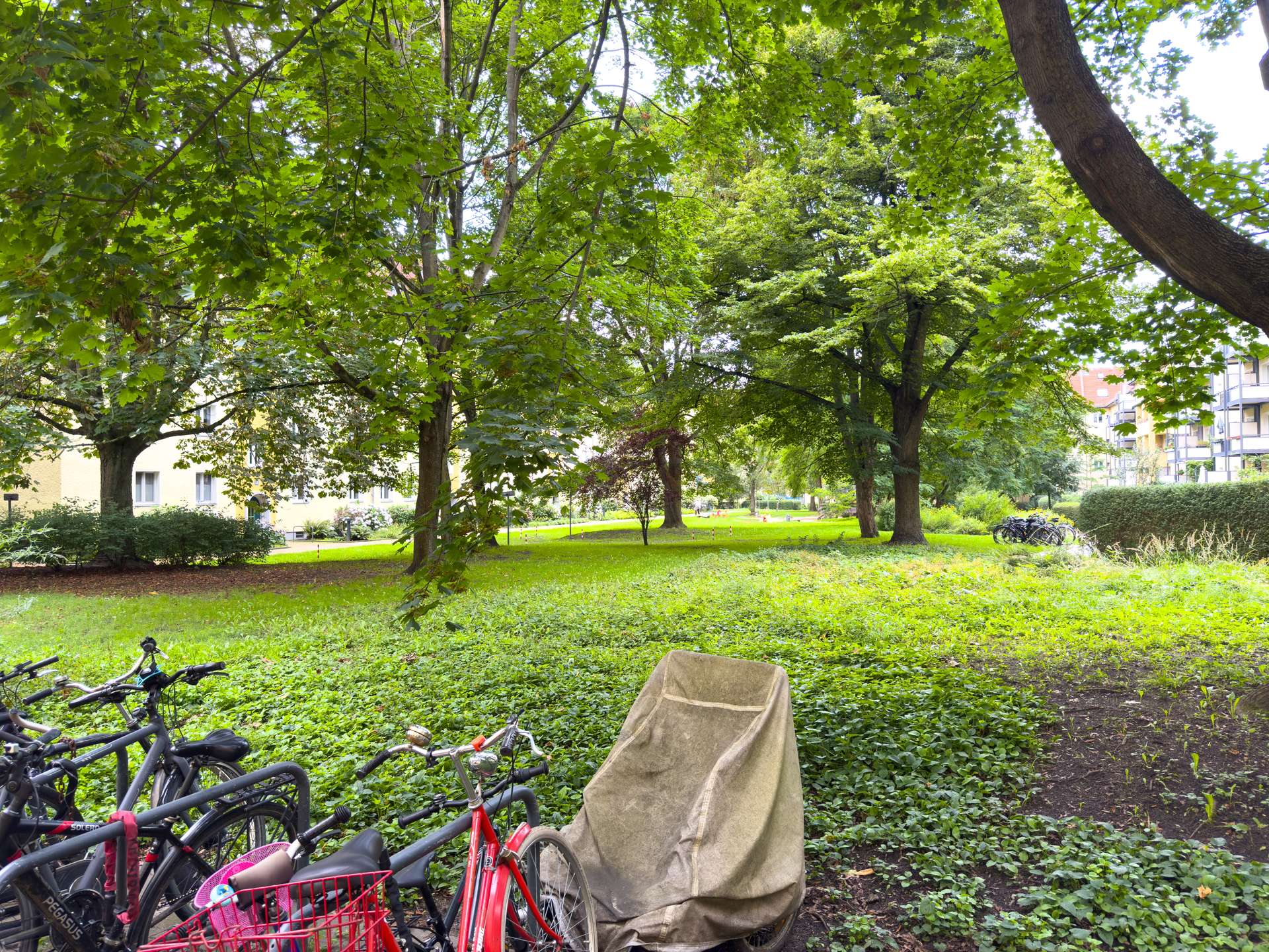 Idyllischer Innenhof mit Fahrradstellplu00e4tzen