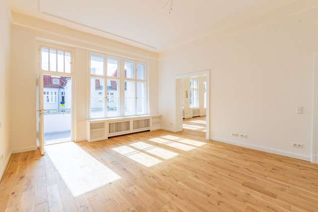 Grou00dfes Schlafzimmer mit Loggia