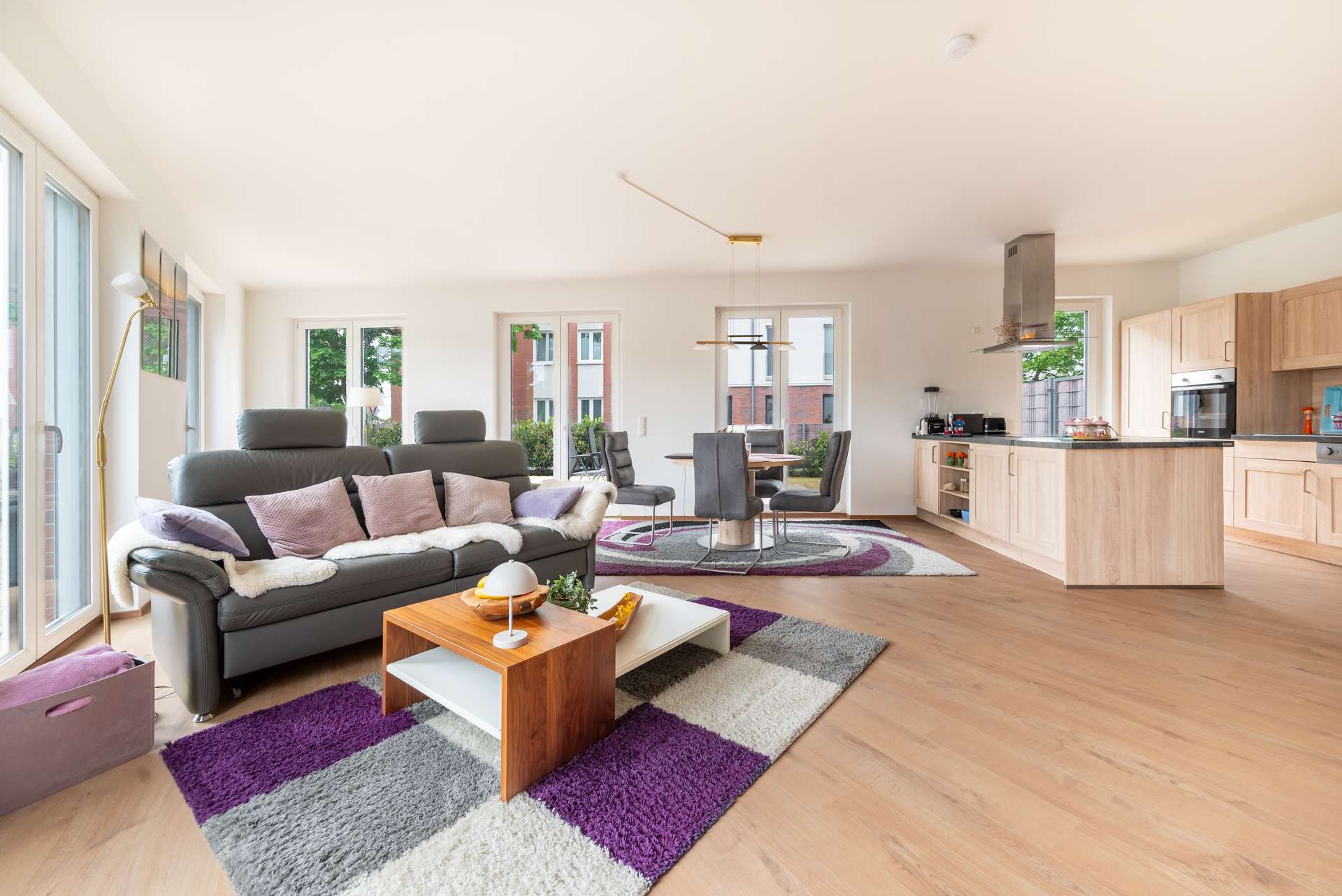Offene Wohnku00fcche im grou00dfen Wohnzimmer