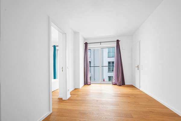 Helles Wohnzimmer mit Zugang zur Dachterrasse u00fcber die rechte Tu00fcr