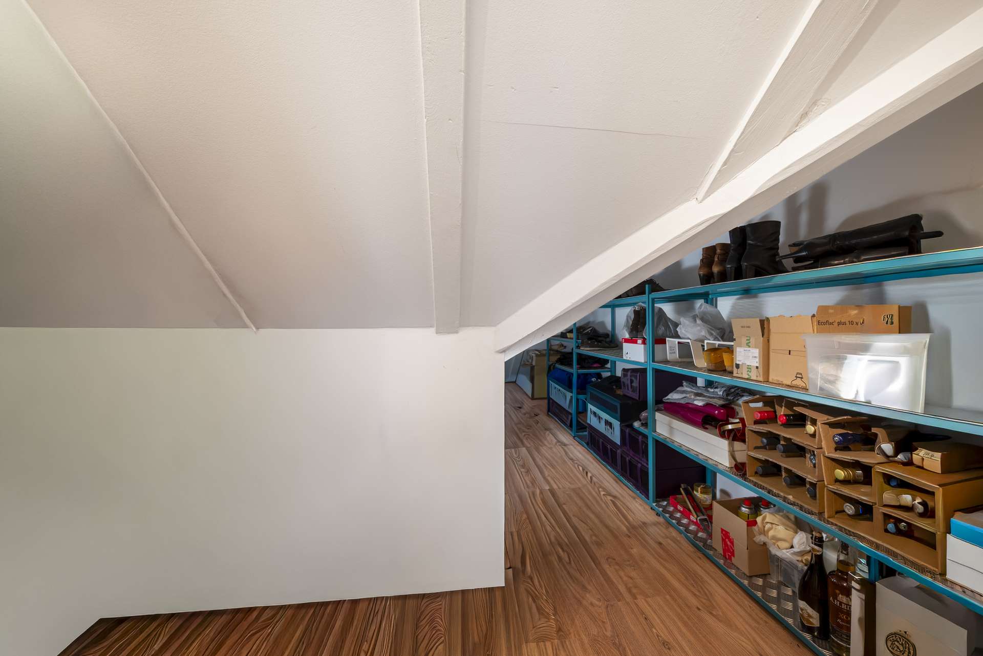 Einer der zwei praktischen Abstellru00e4ume im Dachgeschoss