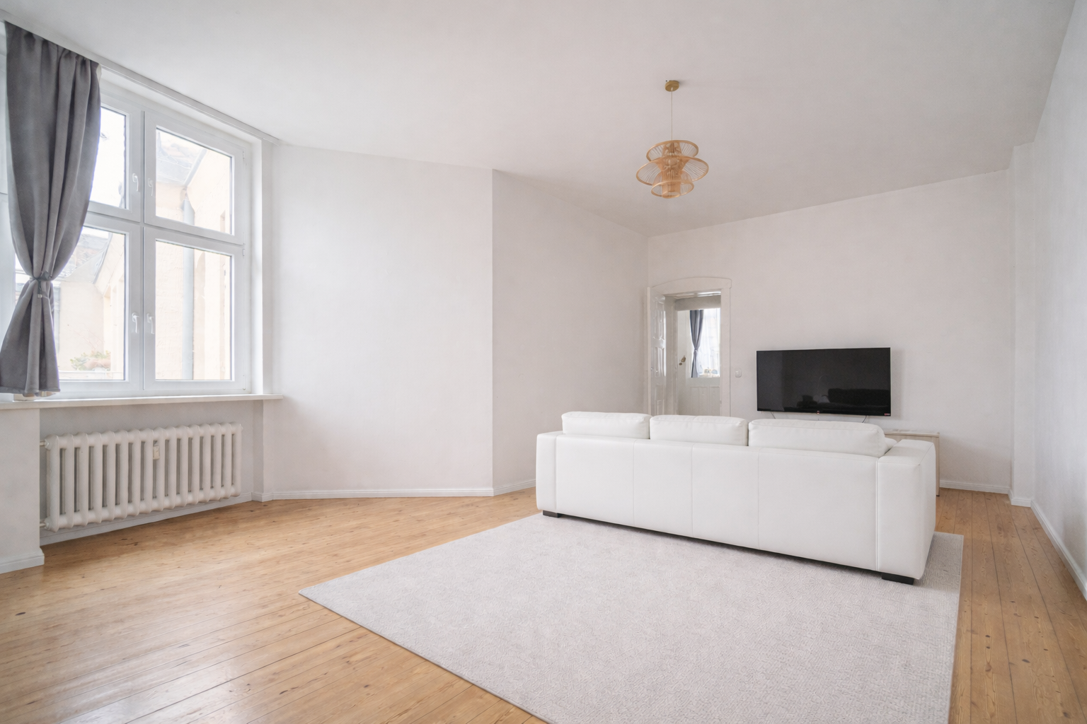 Grou00dfzu00fcgiges Wohnzimmer