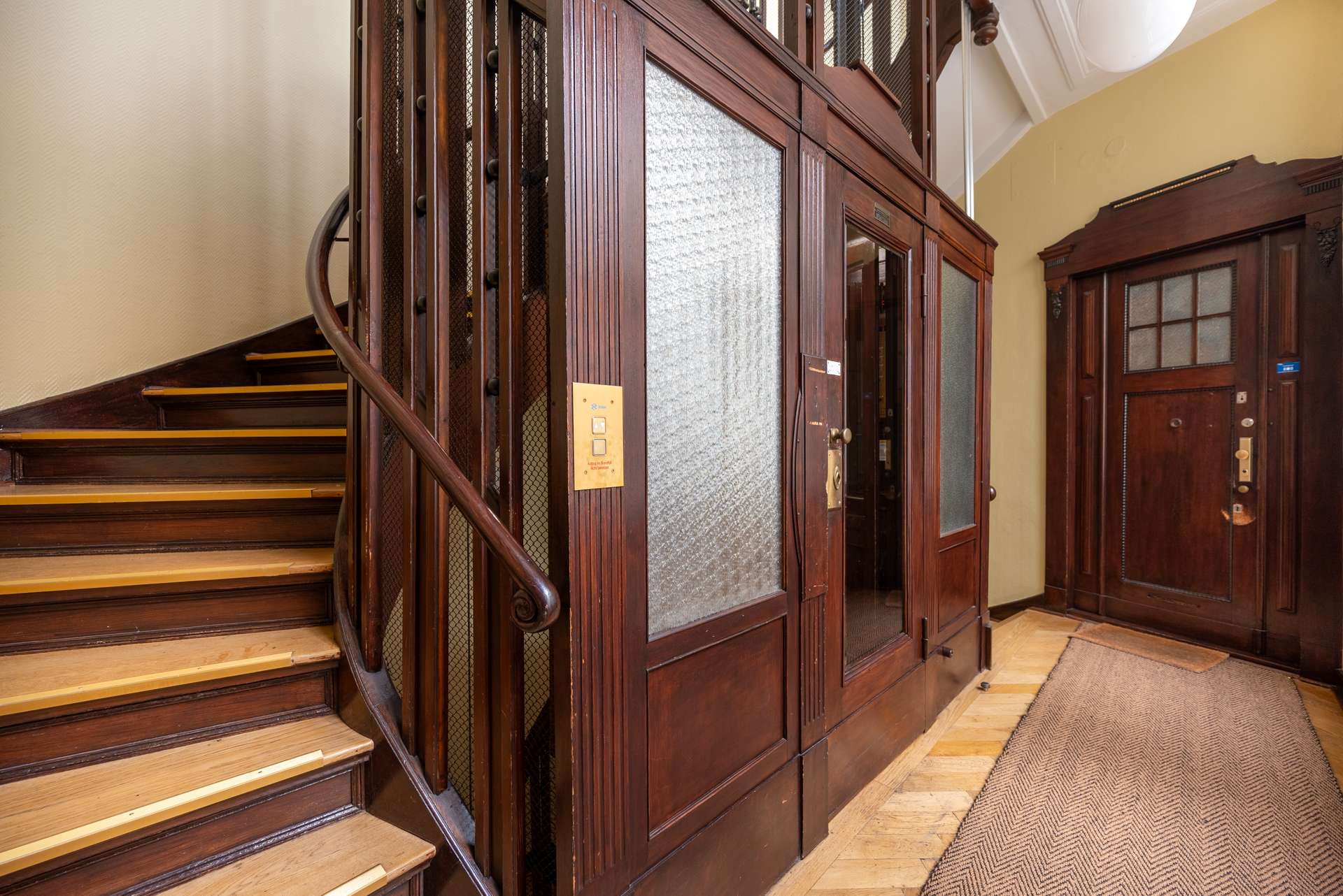 Besonderer Aufzug hu00e4lt ebenerdig in der 3.Etage
