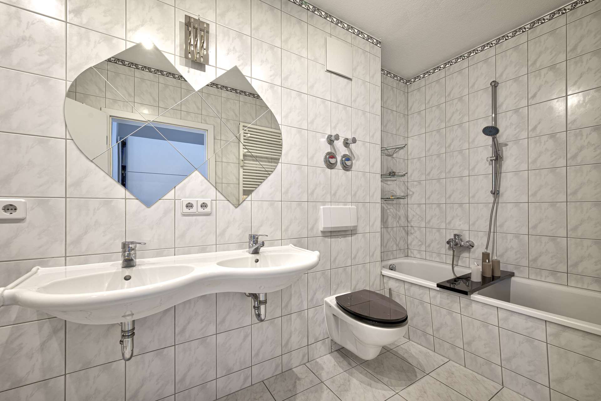 Gepflegtes Badezimmer mit Doppelwaschbecken & Badewanne