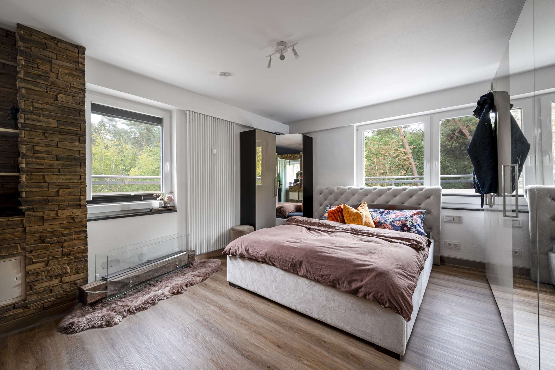 Schlafzimmer mit Blick ins Gru00fcne und praktischen Lichtschaltern direkt am Bett