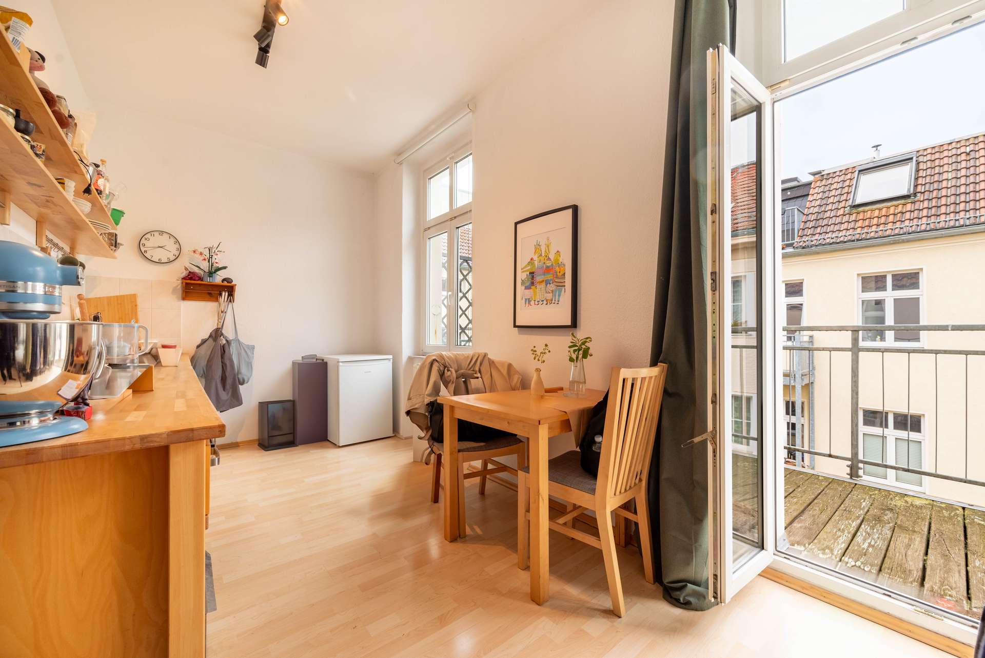 Essbereich mit Zugang zum Balkon