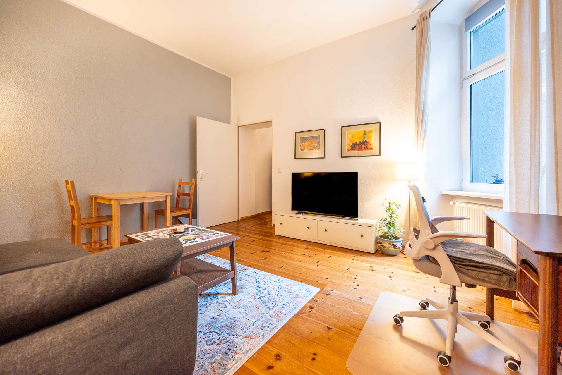 Wohnzimmer mit hellen Holzdielen