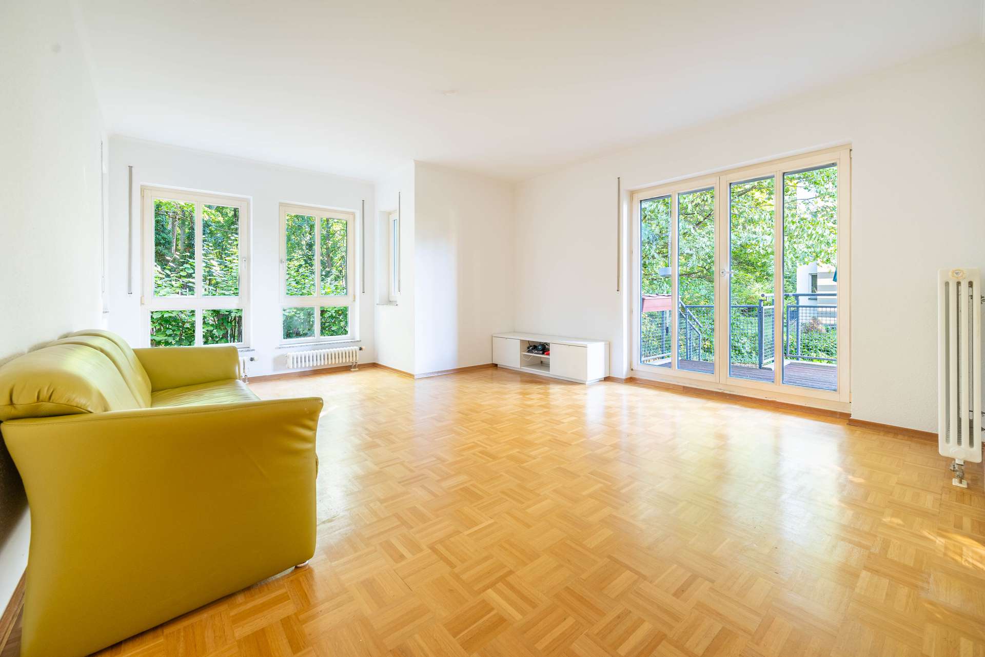 Wohnzimmer mit Garten Zugang