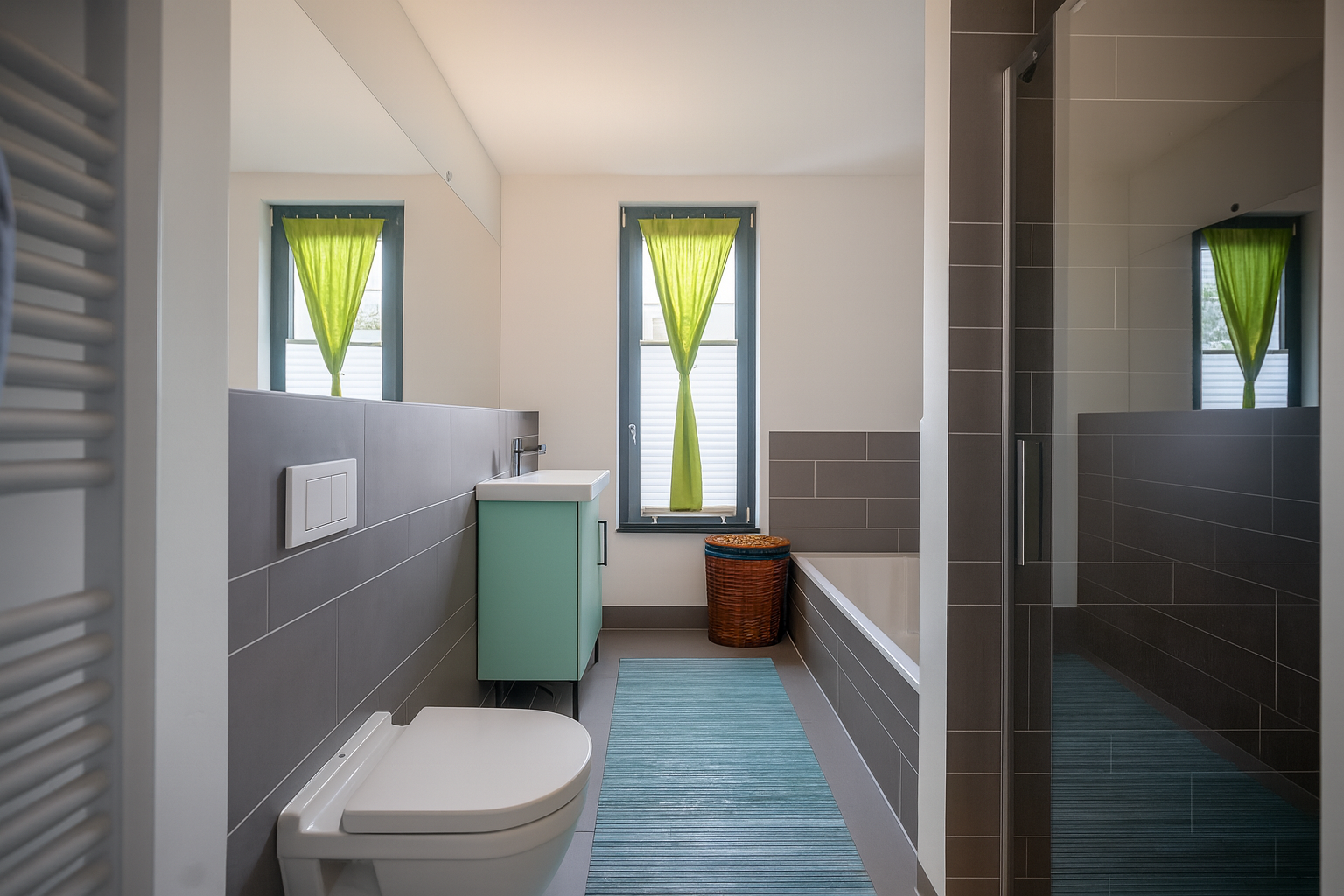 Modernes Tageslicht- Badezimmer mit natuu0308rlichem Licht (1)