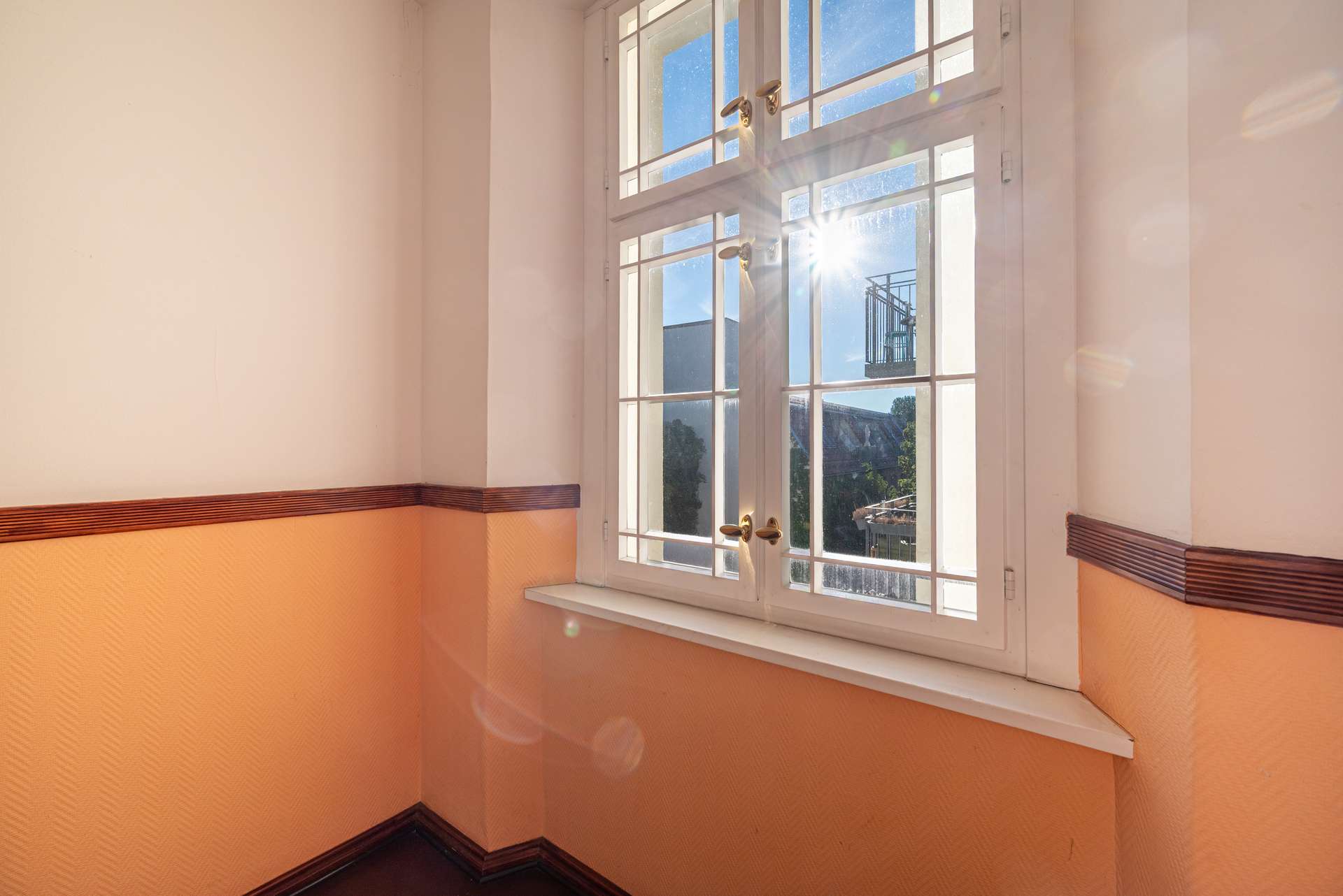 Lichtdurchflutetes Treppenhaus mit historischen Sprossenfenstern