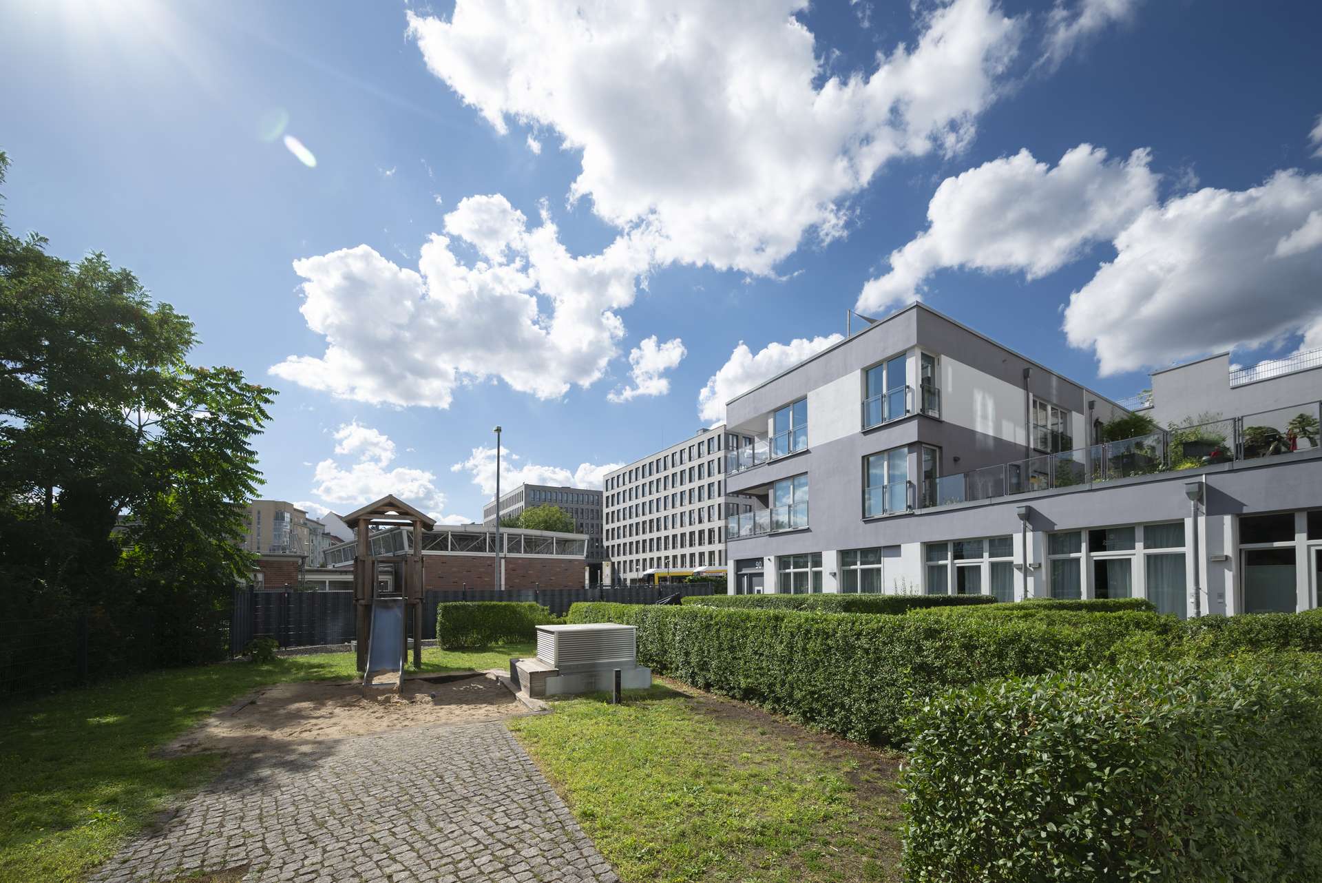 Begru00fcnter Innenhof vor dem Gartenhaus