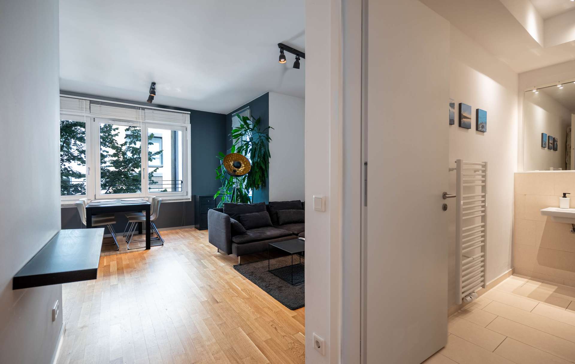 Badezimmer und Wohnzimmer 