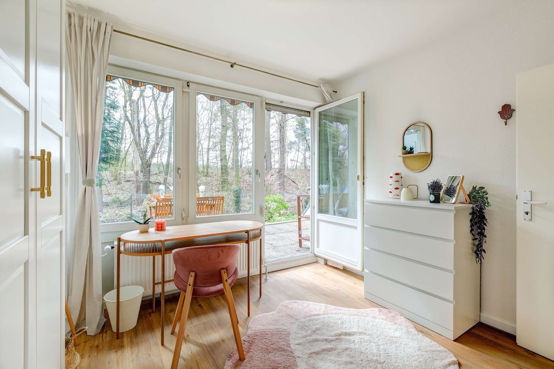 Wohnzimmer mit Blick ins Gru00fcne