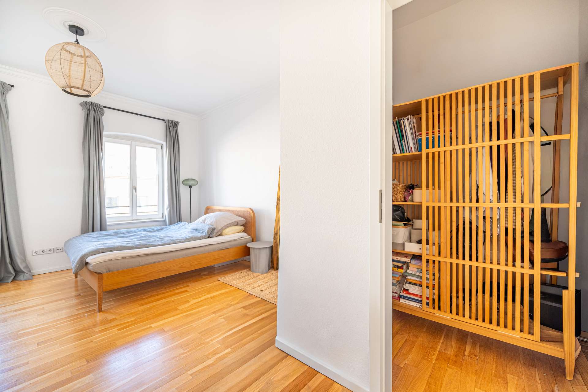 Helles Schlafzimmer mit eleganten Stuckdetails und praktischer Ankleide/Abstellraum
