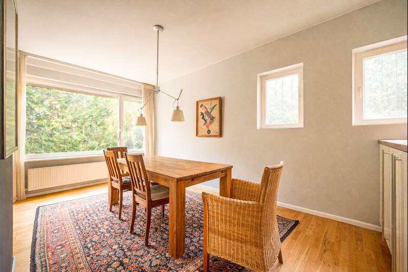 Esszimmer mit Zugang zur Ku00fcche