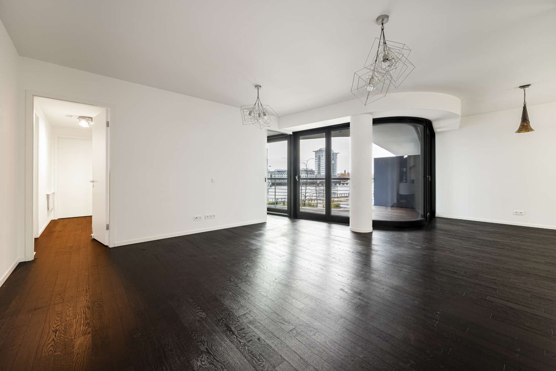 Helles Wohnzimmer mit Blick auf die Spree